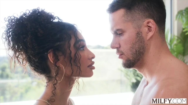 Подтянутая милфа-йога, милфа Медуза скачет на члене молодого ебаря весь день