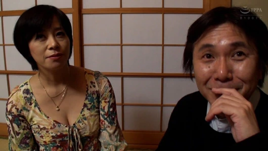 M797g11 tatminsiz cinsel arzusunu tatmin etmek için av'de görünen olgun bir kadın