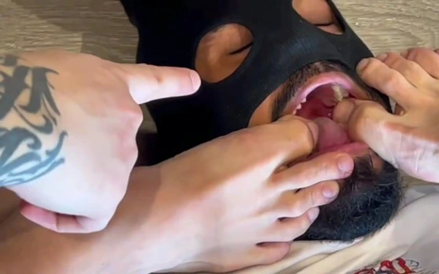 Eşcinsel köle iki dominanın ayaklarını yalar