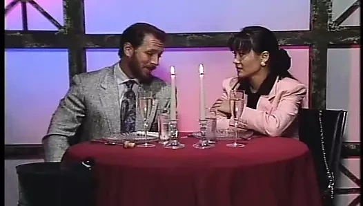 Güzel asyalı 1 randevuda bacakları geniş yapar