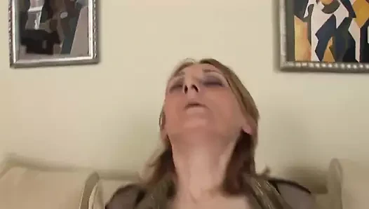 Tatlı nine kaltak sert sikişiyor