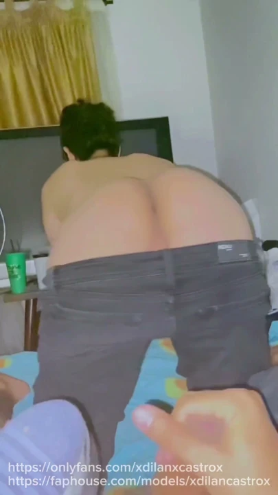 Hetero evli profesör güzel genç bakire öğrencisini prezervatifsiz sikiyor ve sıkı götüne boşalıyor | Klip 1