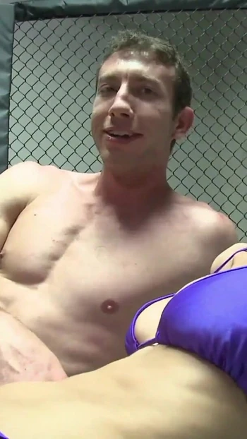 Незабываемый момент от "Волосатая стройная юная брюнетка с натуральными сиськами на боксерском ринге"