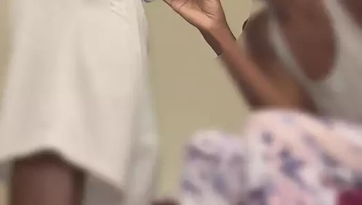 18 yaşındaki üvey annesi yan odadayken bana oral seks yap. üvey kızının ağzında bir sik olduğunu bilmiyor