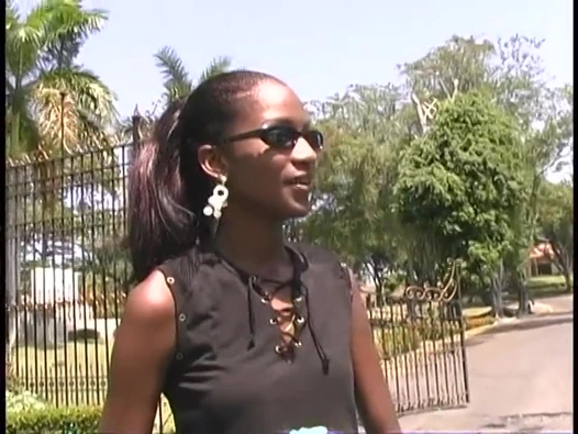 Beyaz adam siyah kızın sutyenini çözer ve göğüsleriyle oynar