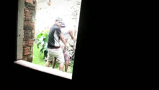 Teslimatçı terk edilmiş bir arsaya tırmanıp prezervatifsiz seks yapıyor - 2. bölüm