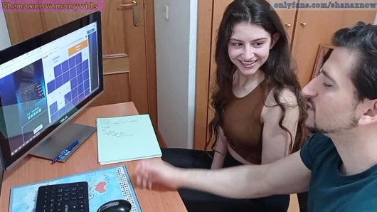 Genç öğrenci şantaj, pov oral seks, ağzına boşalmak, yutmak.