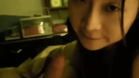 Asyalı kız arkadaşı ağzıyla bf'nin penisini okşuyor