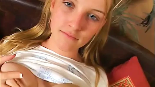 Seksi sarışın amını parmakladıktan sonra çekici bir sakso çekiyor