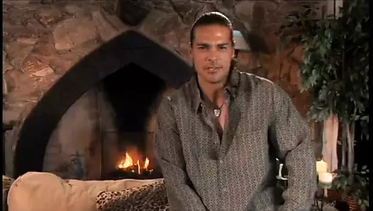 Azgın sarışın uzun saçlı adama ateşli bir sakso çekiyor