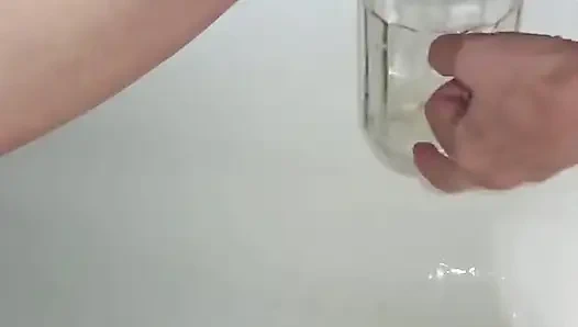 Göğüslerime çiş döküyor