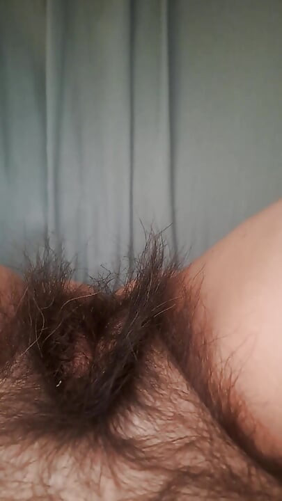 Orta yaşlı seksi kadın kıllı amına dokunuyor