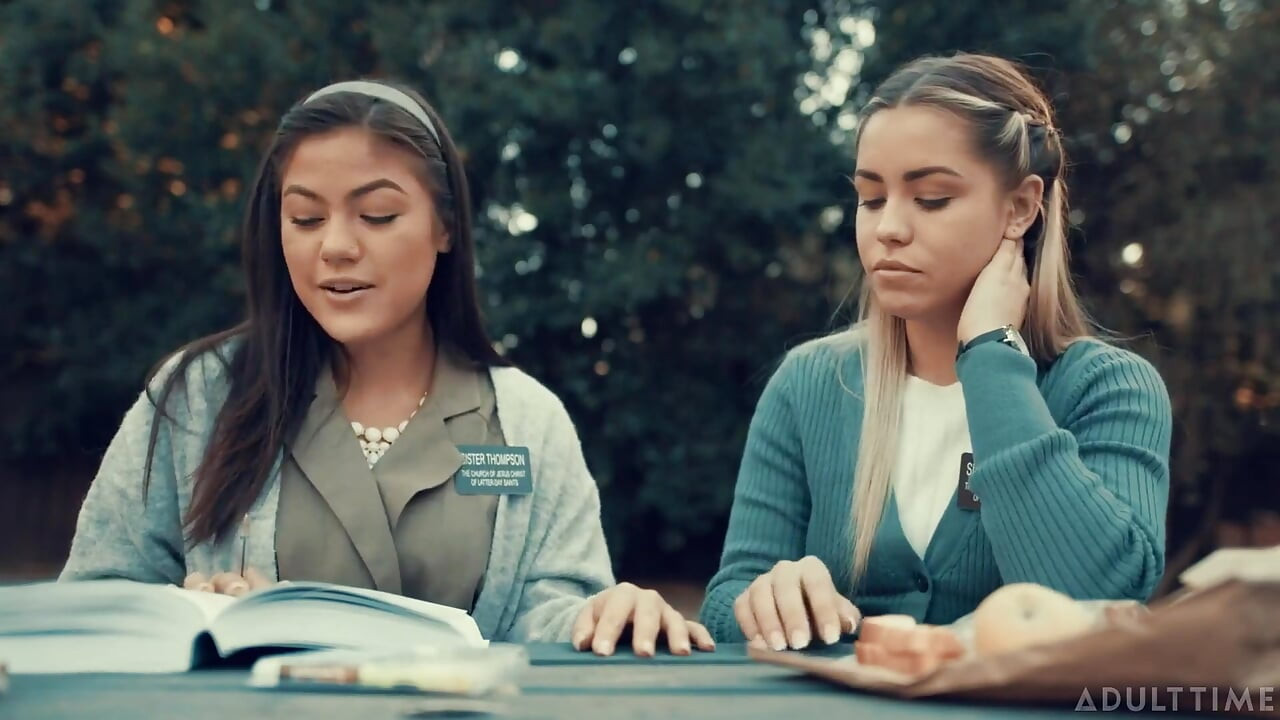 Adult Time - gizli mormon kızlar Alina Lopez ve Kendra Spade sapık lezbiyen arzularına boyun eğiyor