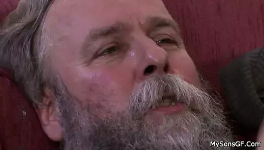 Aldatan kız arkadaşı eski dedenin aletine biniyor