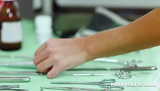 Ivana Sugar yoğun amcık pompası almak için bacaklarını açıyor