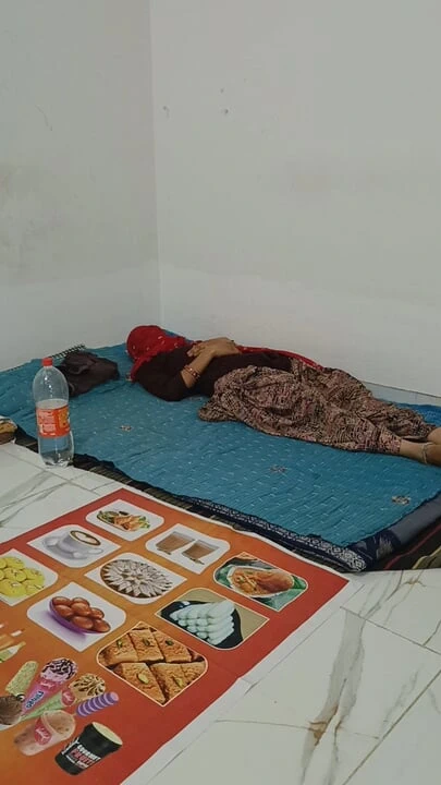 Üvey kız kardeş ve üvey erkek kardeş mağaza odasında seks ilişkisi yapıyor, Hintli ateşli kız üvey erkek kardeşi tarafından sikiliyor