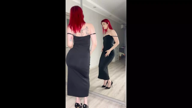 Mum ışığında, kızıl saçlı, dövmeli güzellik eğleniyor