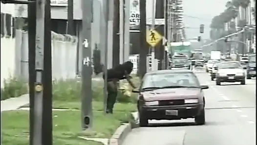 Yatak odasında büyük beyaz yarak üzerinde güzel arka amcık