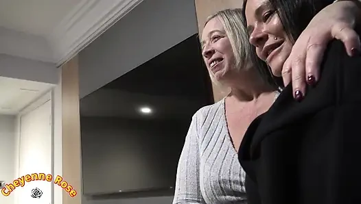 2 azgın orta yaşlı seksi kadın sikişmek için 2 zenci adamla sikişiyor