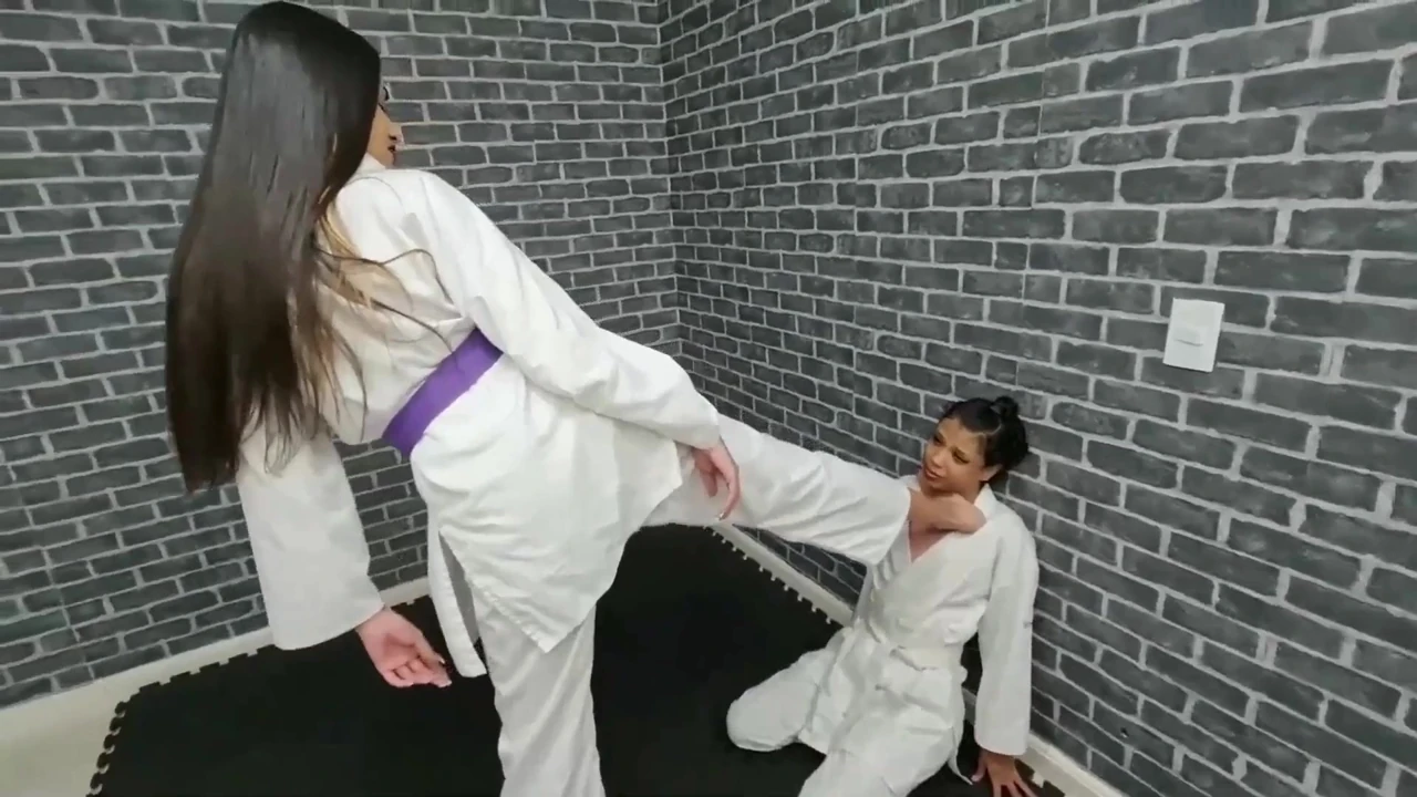 Karate fight Amanda  VS Nataly – Power kicks with model feets
