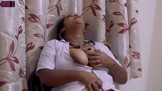 Bayan doktor doktor odasında hastası tarafından sikiliyor