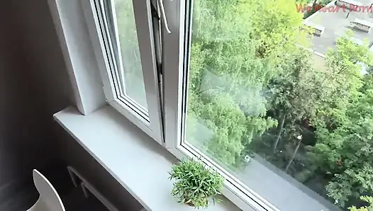 Güzel bronzlaşmış egzotik hatun bakış açısıyla sakso çekiyor