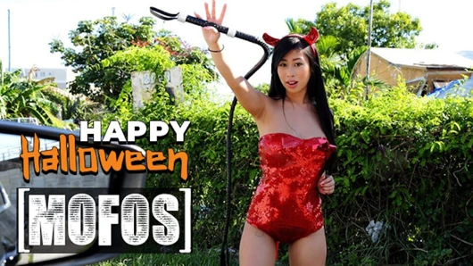 Mofos - Tyler Steel seksi şeytan kostümüyle Jade Kush'u alıyor ve şanslı onun için büyük göğüsleriyle oynamasına izin veriyor