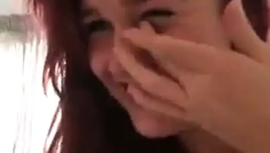 Esmer kız arkadaşı derin boğaz becerilerini uyguluyor.