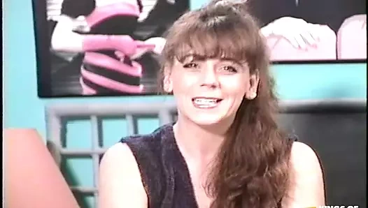 Azgın esmer sarışın bir adam tarafından pompailmeden önce büyük bir oyuncakla amını şımartıyor