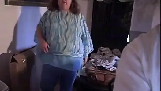İri güzel kızıl saçlı kadın mavi kıyafetli dans eden kamera şovu