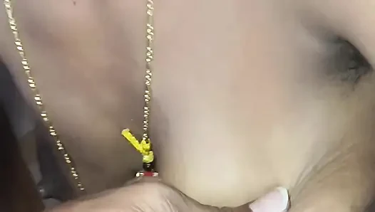 Ateşli evli kadın kocasının erkek kardeşiyle odada sikişiyor