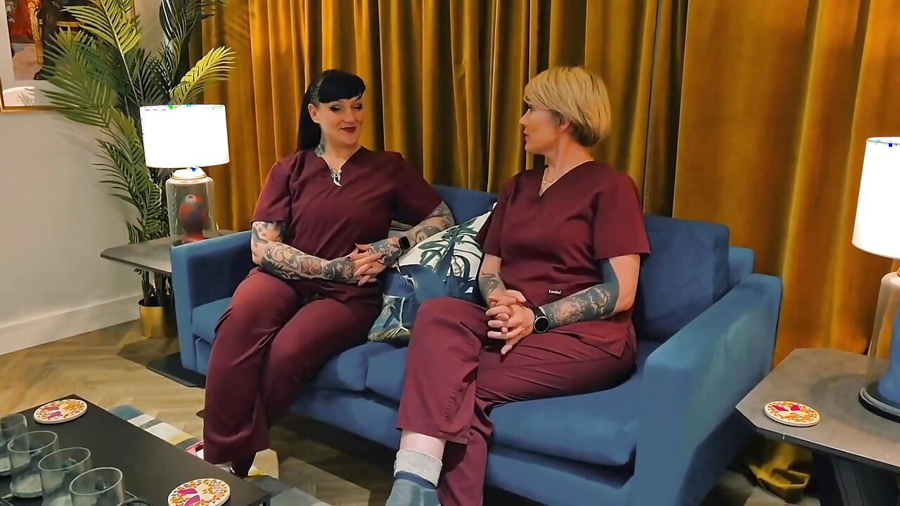 Alternatif terapi kliniği dizisi vibratör, dildo ve yarak açgözlü bir kız için baston kombinasyonu