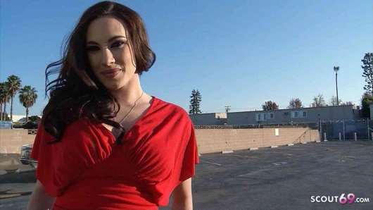 Sarkık memeli sıska orta yaşlı seksi kadın juliette bardot ilk oyuncu seçmelerinde sikişiyor