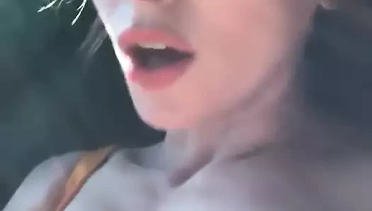 Alison brie, bir etkinliğe giden seksi elbiseler içinde betty gilpin