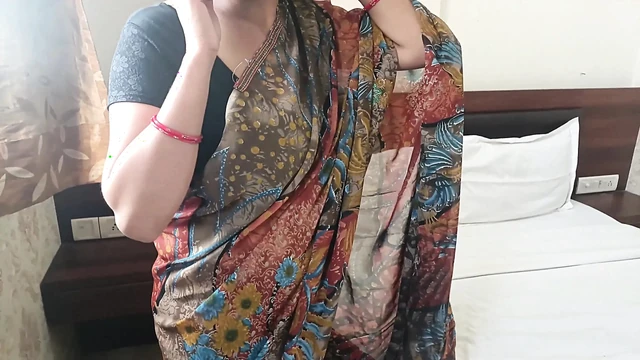 Hintli yenge sari içinde seks için devarını baştan çıkarıyor, Hintli xxx desi chudai Hintçe porno