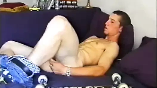 Genç adam okşuyor ve büyük boşalıyor