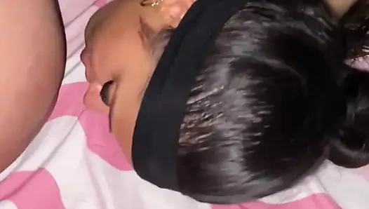 Emdim ve o her şeyi ona kadar götten sikiyor
