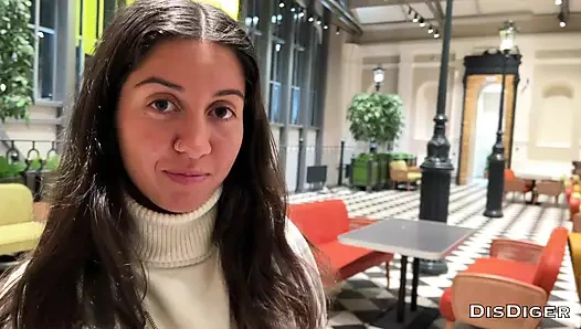 Alışveriş merkezinin umumi tuvaletinde gerçek porno oyuncu seçmeleri