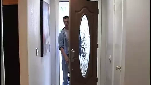 Beyaz adam iki düzgün vücutlu siyah baskın sürtük tarafından götünü sikmeyi seviyor