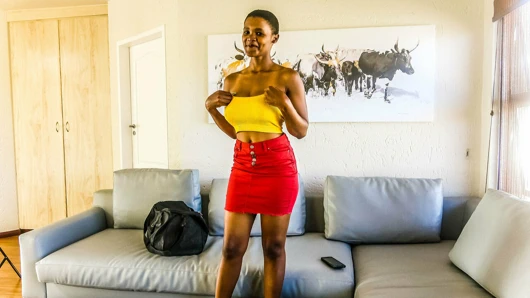 Busty Afrikalı striptizci bir realite yıldızı olmak istiyor