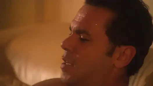 Çarpıcı esmer sert bir yarak için bacaklarını açıyor