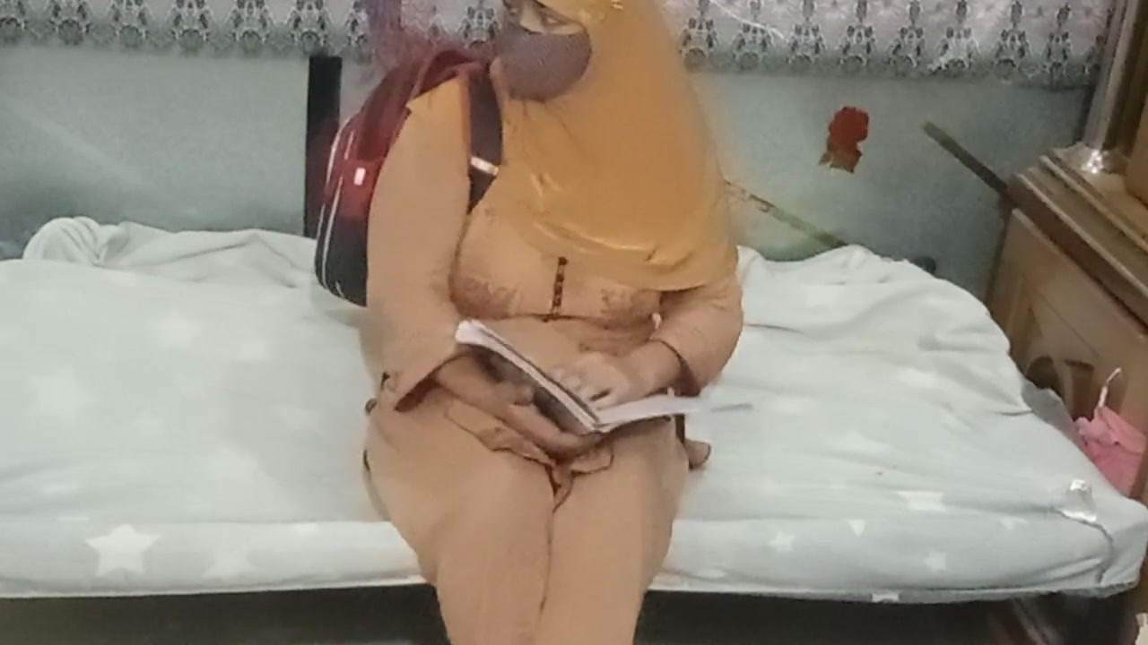 Tesettürlü kız öğretmene gidiyor ve öğretmeniyle sikişiyor