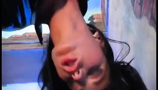 Lateks kaplı dominatrix azgın delikanlının sikişini alıyor