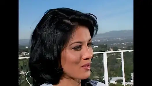 İki Büyük Göğüslü Genç Lezbiyen İçin Sıcak Yaz Makaslama Yarışı