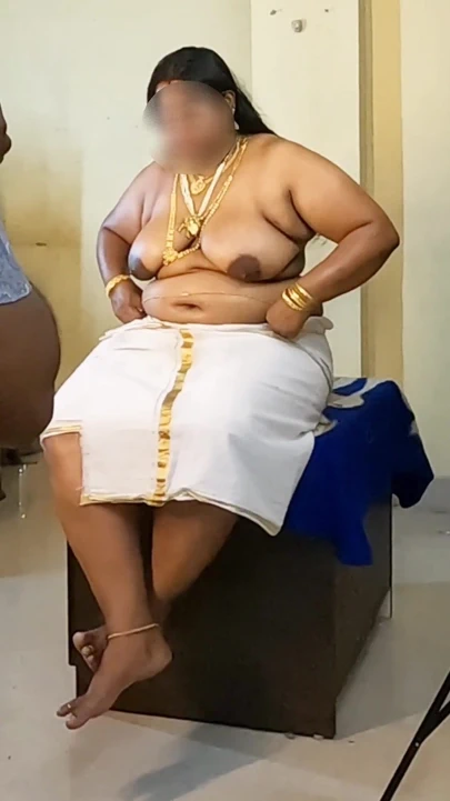 Geleneksel elbiseli Hintli kız, takıda üstsüz fotoğraf çekimi