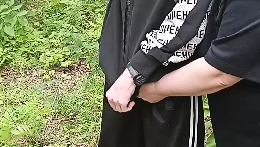 Üvey annem halka açık bir parkta sikimi emiyor ve döl yutuyor