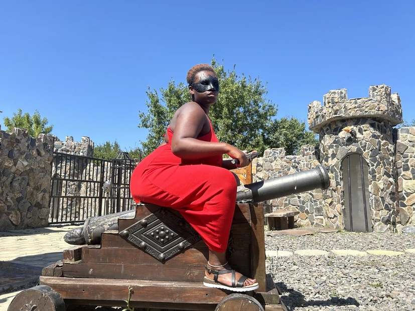 Чернокожая королева мисс Praline прибыла в замок Дракула в женском доминировании