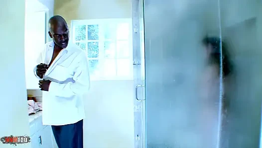 Ateşli porno yıldızı Kendra Star büyük siyah yarakla sikiliyor