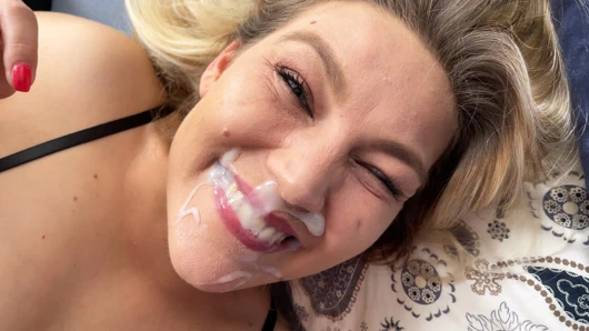 Ağzımın her yerine boşalıyor!