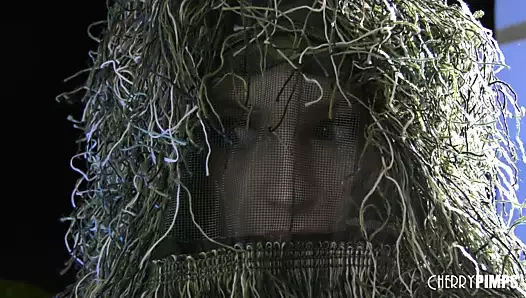 Minyon sarışın spinner Kiara Cole arkadaşının aldatan adamı tarafından sert sikiliyor